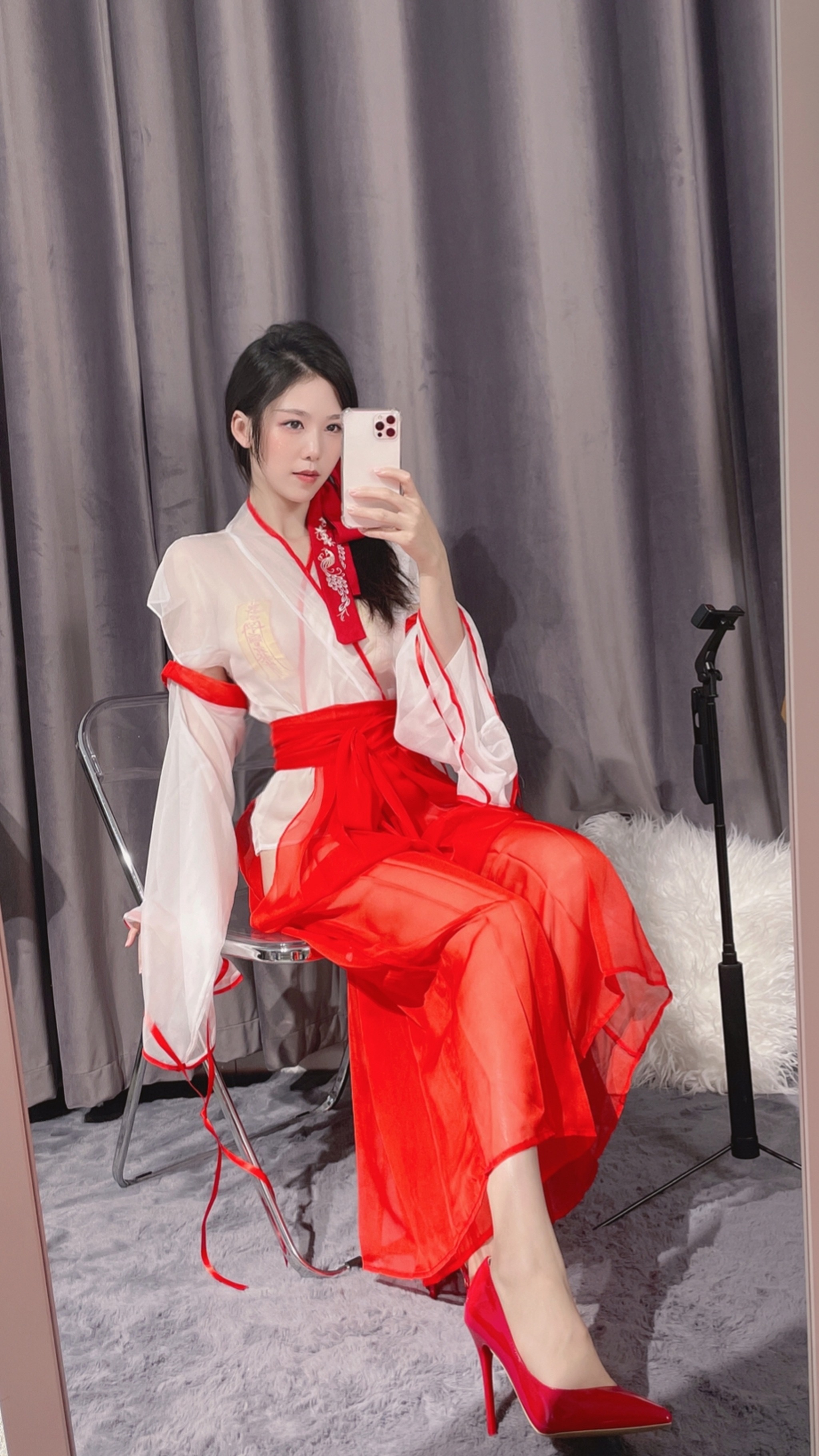 抖娘-利世 – NO.089 自拍-驱邪师[23P]-XikXak